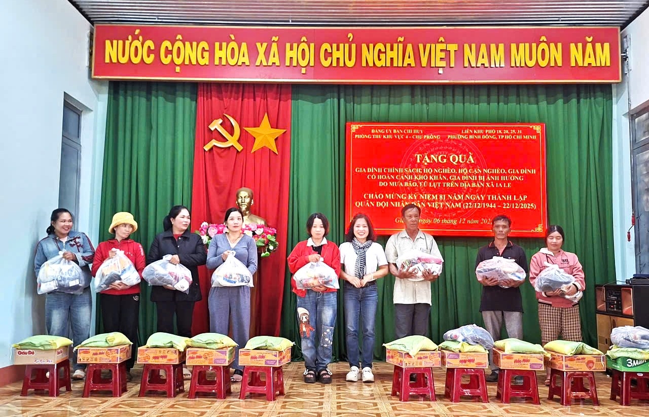 Đại diện Liên khu phố 18, 20, 31, phường Bình Đông trao quà cho gia đình chính sách, người dân có hoàn cảnh khó khăn tại xã Ia Le