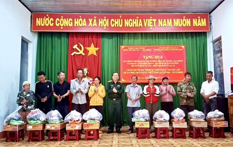 Lãnh đạo Ban Chỉ huy Phòng thủ khu vực 4 - Chư Prông trao quà cho người dân có hoàn cảnh khó khăn