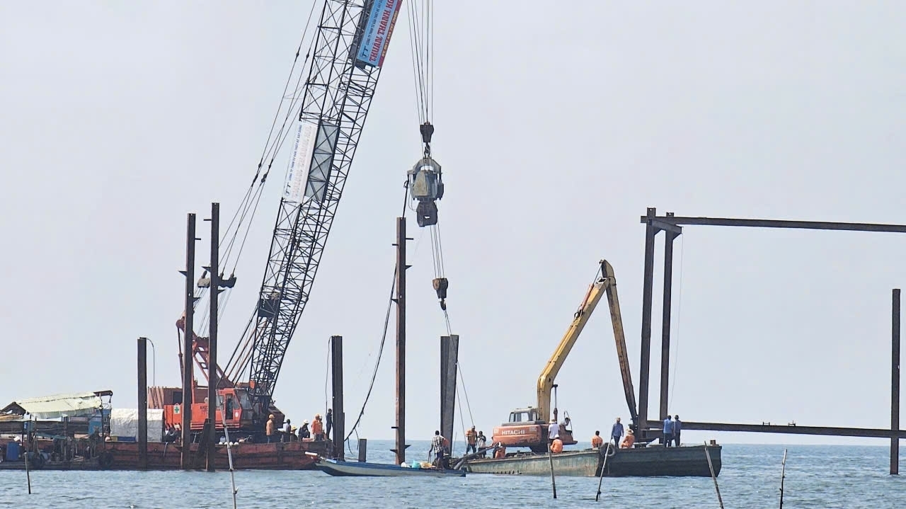 Công ty Điện lực An Giang thi công đường dây 110kV khắc phục sự cố cáp ngầm 110kV Hà Tiên - Phú Quốc