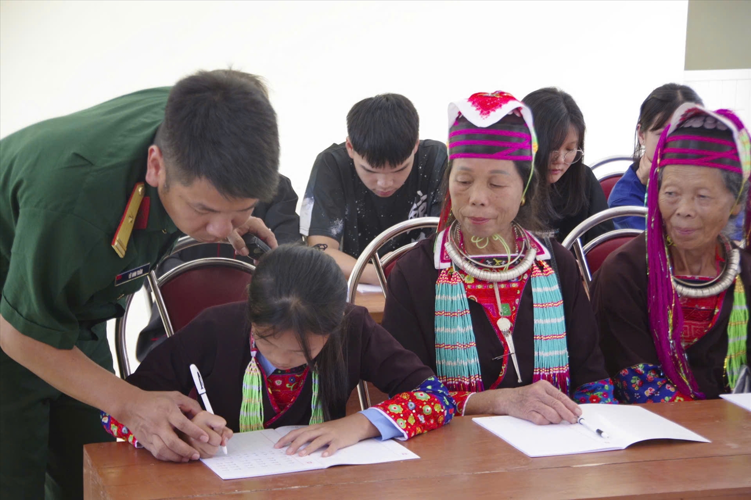 Những người lính Trung đoàn 43 ân cần hướng dẫn người học từng nét chữ, kiên nhẫn chỉnh từng phát âm cho người lớn tuổi khi đánh vần, động viên học viên không bỏ cuộc