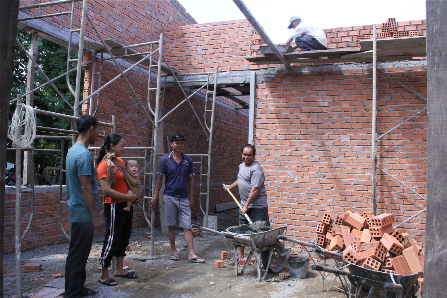 Gia đình chị H’Luyễn Niê được hỗ trợ xây nhà từ nguồn vốn Chương trình MTQG 1719