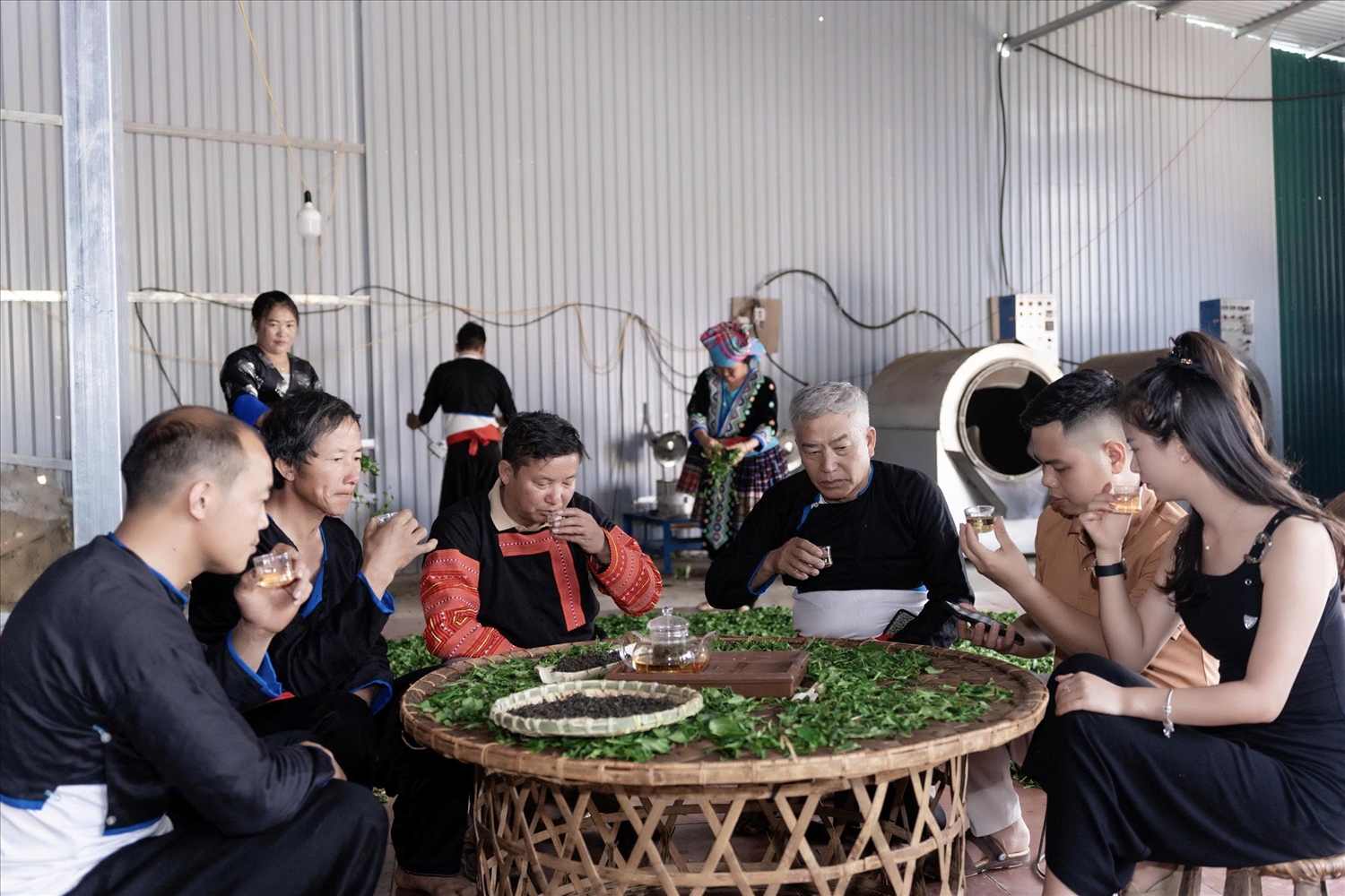 Người dân và du khách trải nghiệm và thưởng trà tại một cơ sở sản xuất chè ở xã Tân Uyên (Lai Châu), góp phần quảng bá giá trị văn hóa - nông nghiệp của vùng chè địa phương.