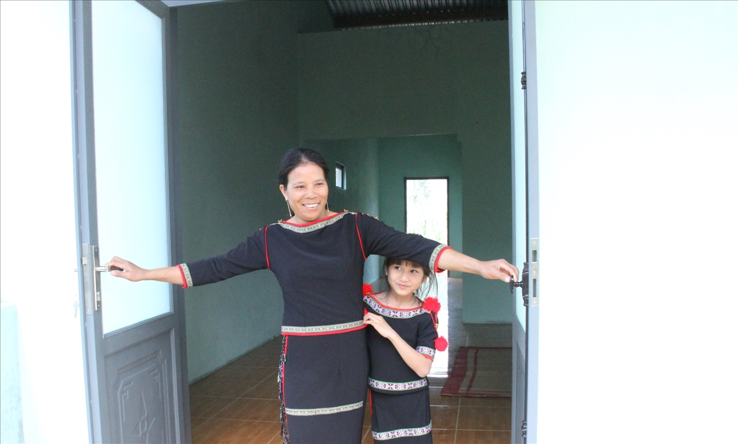 Chị H’Rên Niê ở buôn M’um vui mừng khi có một ngôi nhà của riêng mình