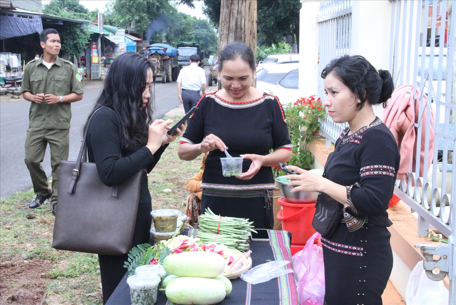 Du khách trải nghiệm văn hóa ẩm thực tại buôn Tơng Jú