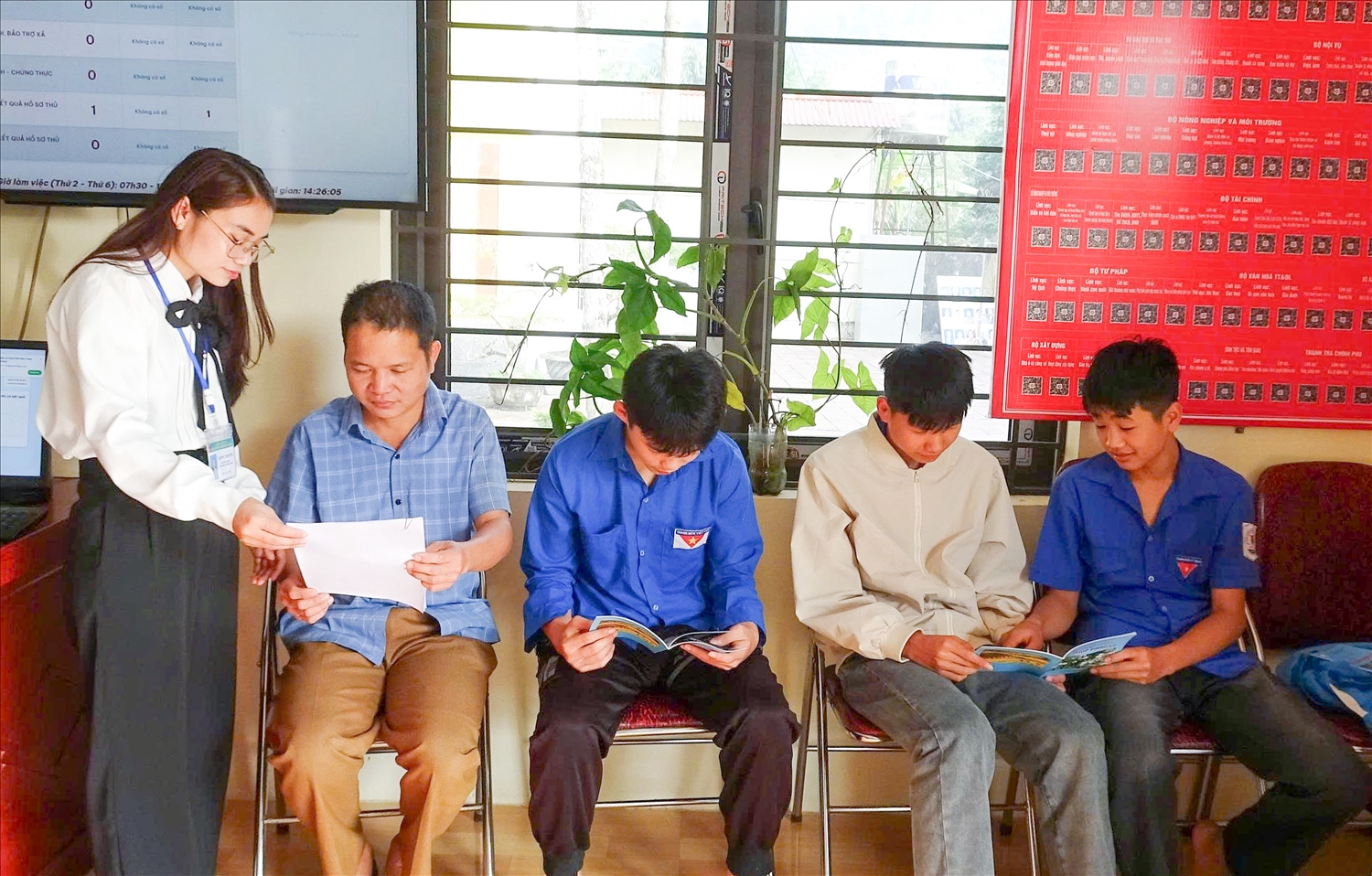 Tại khu vực tiếp đón, người dân sẽ được lực lượng đoàn viên thanh niên cũng tham gia hỗ trợ, nhất là với những trường hợp chưa quen thao tác trên các dịch vụ công trực tuyến