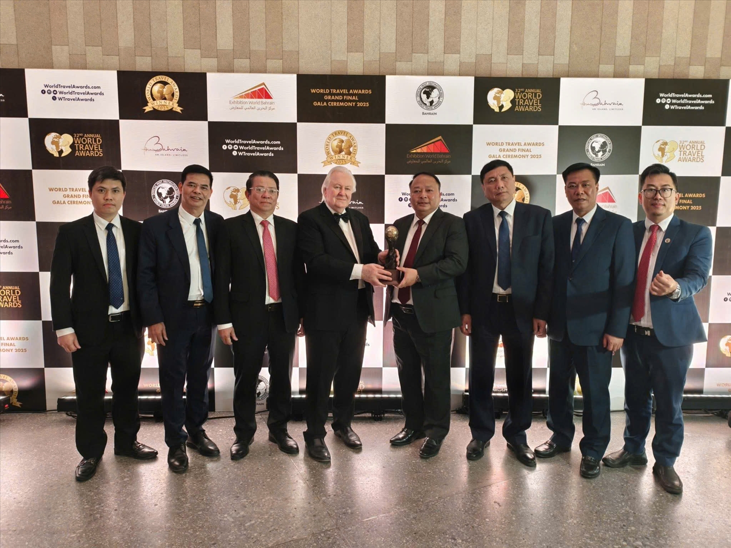 Ông Phan Huy Ngọc, Chủ tịch UBND tỉnh Tuyên Quang (thứ tư từ phải sang), tham dự Lễ trao giải và trực tiếp nhận cúp danh hiệu