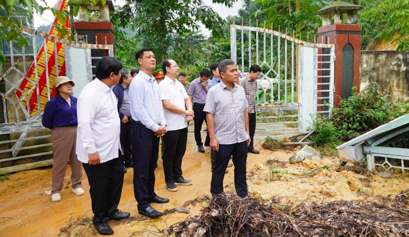 Ông Hồ Văn Niên, Bí thư Tỉnh uỷ Quảng Ngãi kiểm tra tình hình thực tế sạt lở tại Trại Y Tế Trà Xinh, xã tây Trà. (Ảnh: T.T)