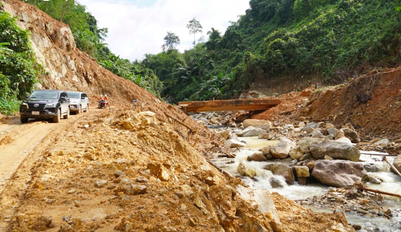 Các đợt mưa lũ trong tháng 11 gây sạt lở, hư hỏng nhiều tuyến đường tại miền núi QUảng Ngãi. (Ảnh: T.T)