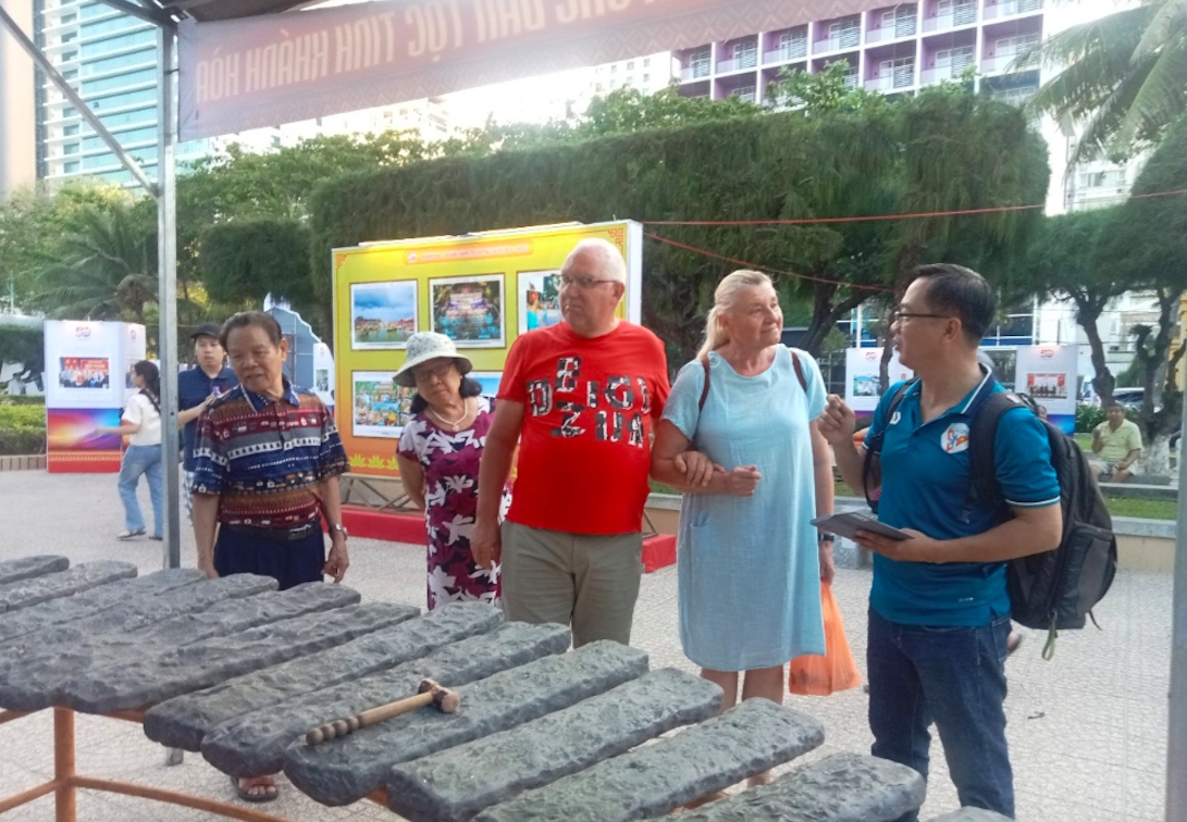 Du khách quốc tế đến làng nghề Trường Sơn để chiêm ngưỡng những bộ đàn đá. (Ảnh: X.H)