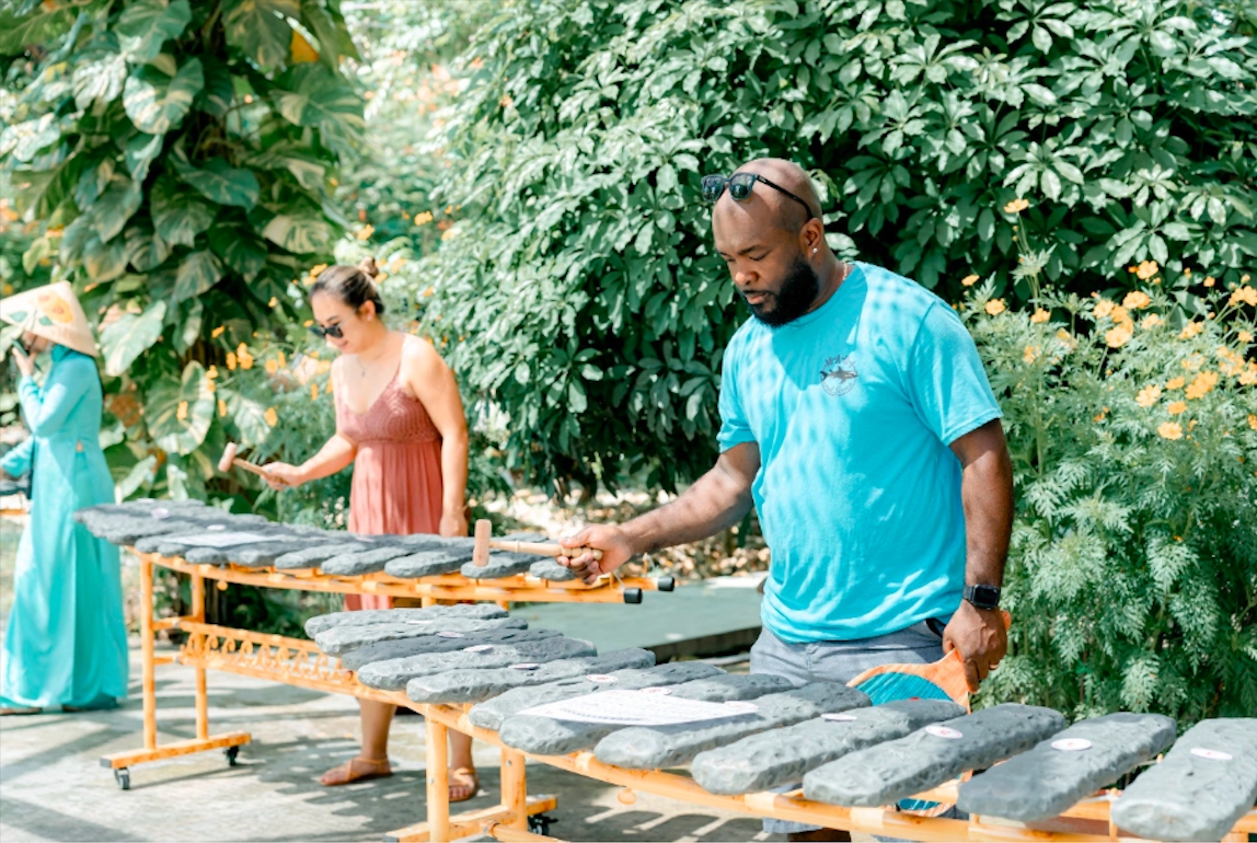 Thanh âm của đàn đá làm say lòng du khách quốc tế. (Ảnh: X.H)