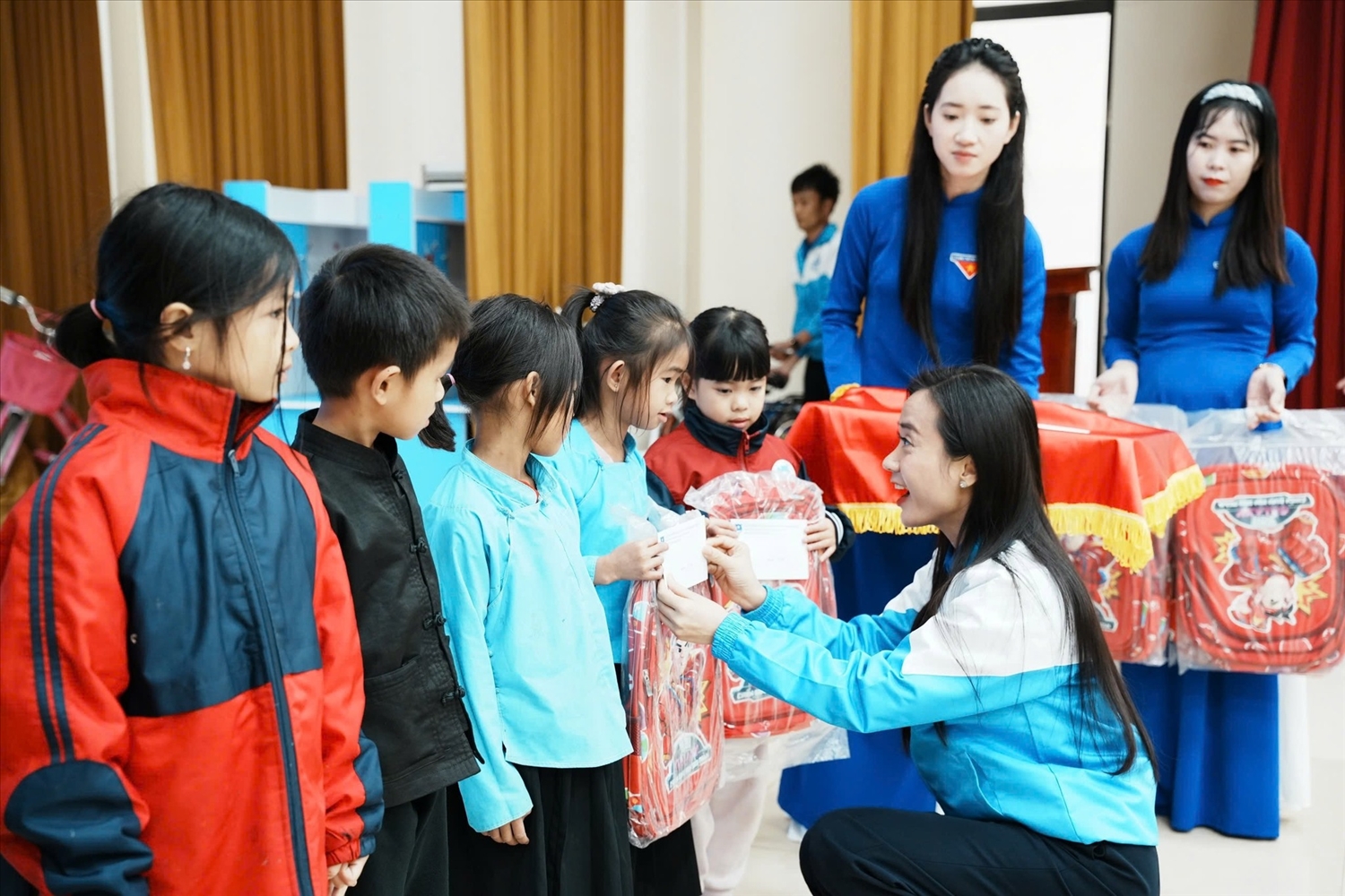 Nhiều phần quà ý nghĩa cho thanh thiếu nhi vùng cao Bình Liêu