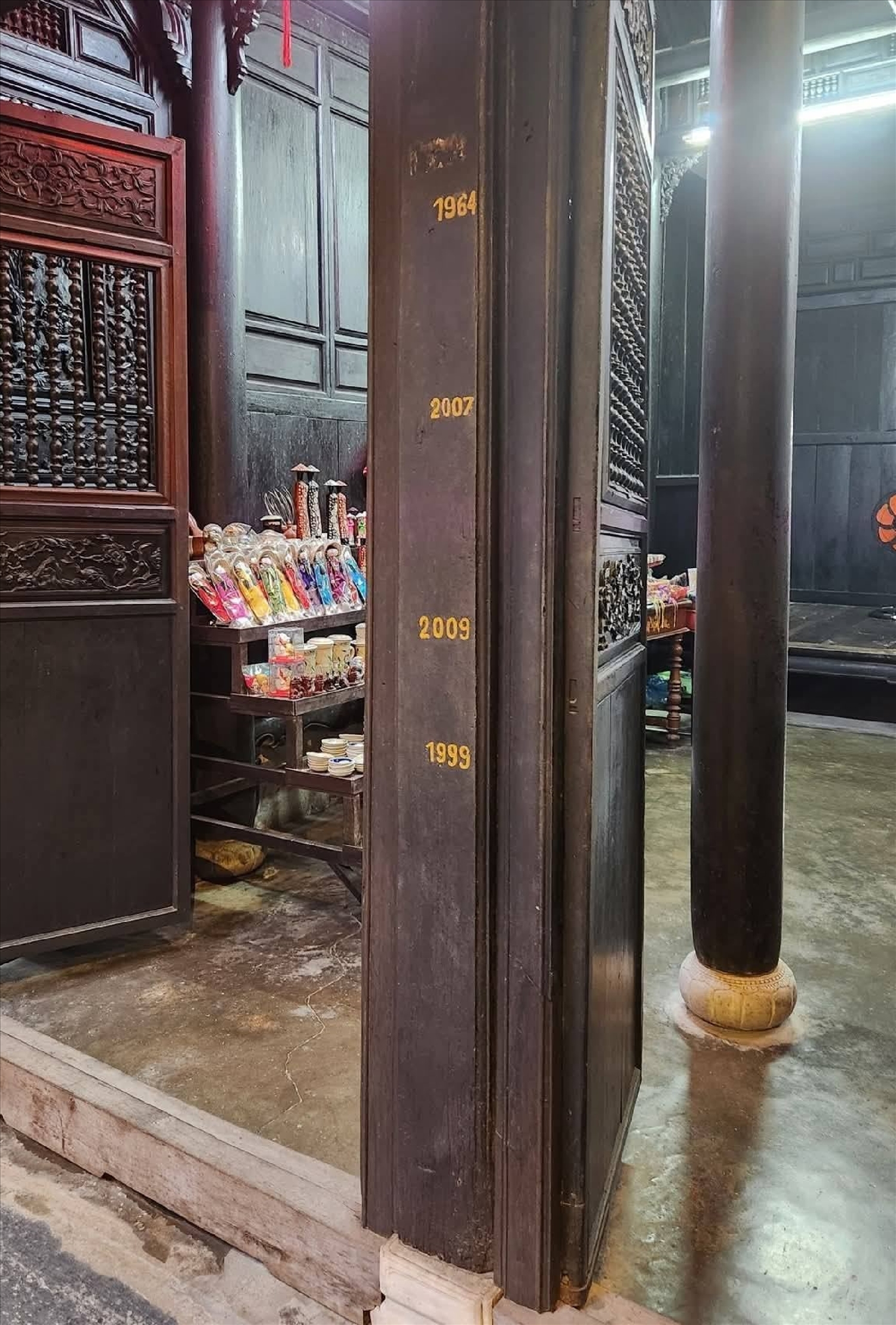 Những dấu mốc qua từng mùa ngập lụt được khắc trên cột ở nhiều ngôi nhà cổ Hội An.