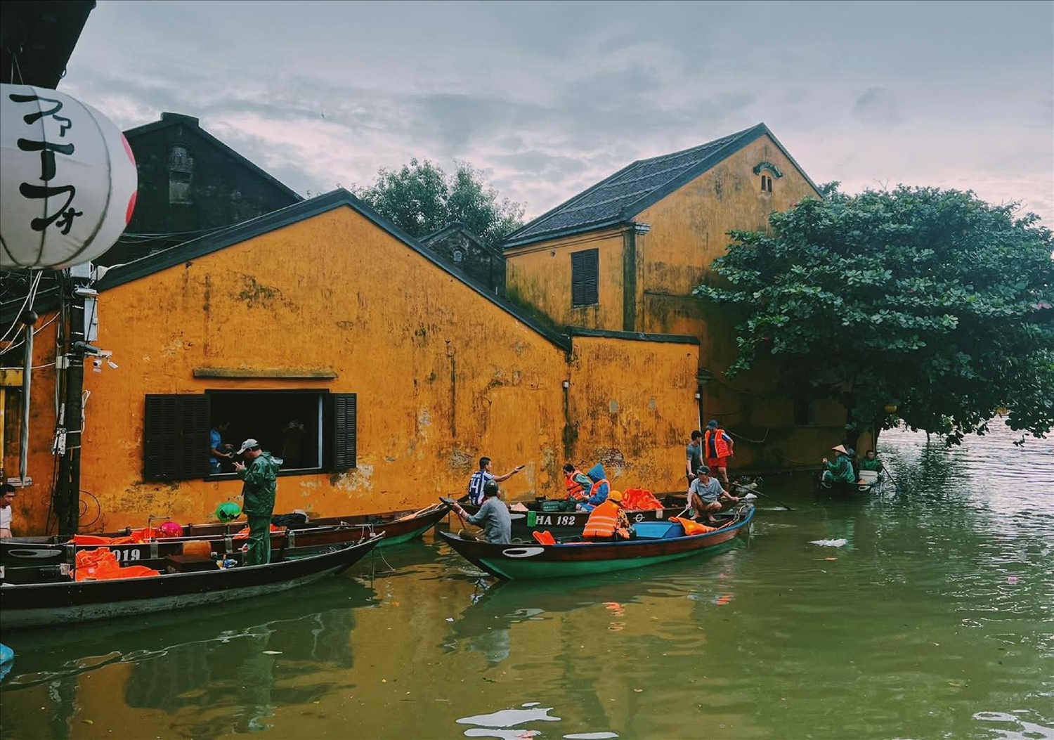 Mỗi mùa lụt bão, phố cổ Hội An lại chìm trong biển nước, ảnh hưởng nghiêm trọng tới những ngôi nhà cổ.