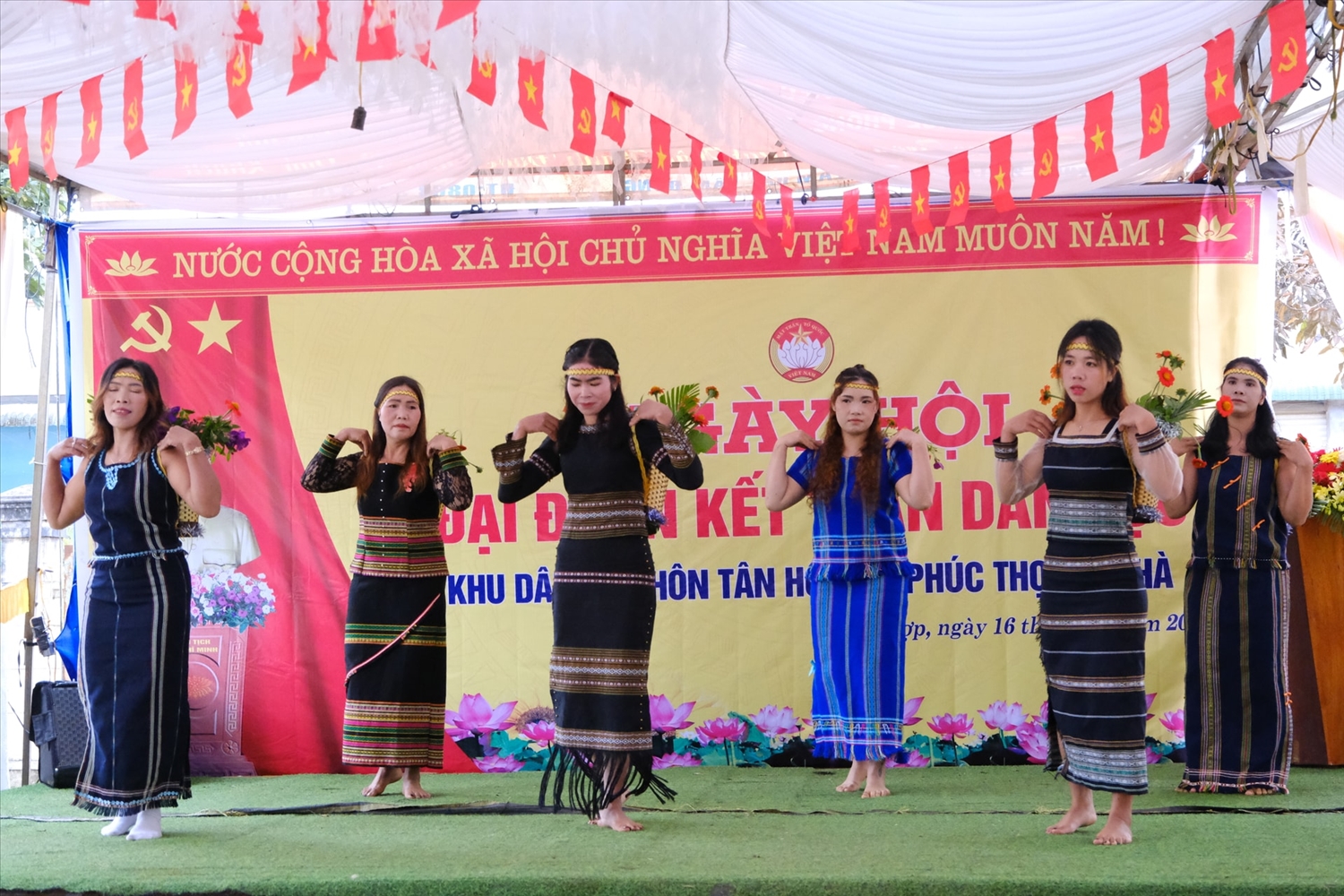 Nhờ những đóng góp tích cực của đội ngũ Người có uy tín, tình hình kinh tế – xã hội vùng đồng bào dân tộc thiểu số trên địa bàn tỉnh đã có những chuyển biến rõ nét. Trong ảnh: Ngày hội đại đoàn kết dân tộc tại thôn Tân Hợp, xã Phúc Thọ Lâm Hà. 