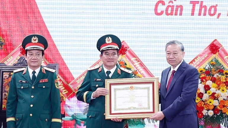 Tổng Bí thư Tô Lâm, Bí thư Quân ủy Trung ương trao Danh hiệu Anh hùng Lực lượng vũ trang Nhân dân tặng Quân khu 9. (Ảnh: Thống Nhất/TTXVN) 