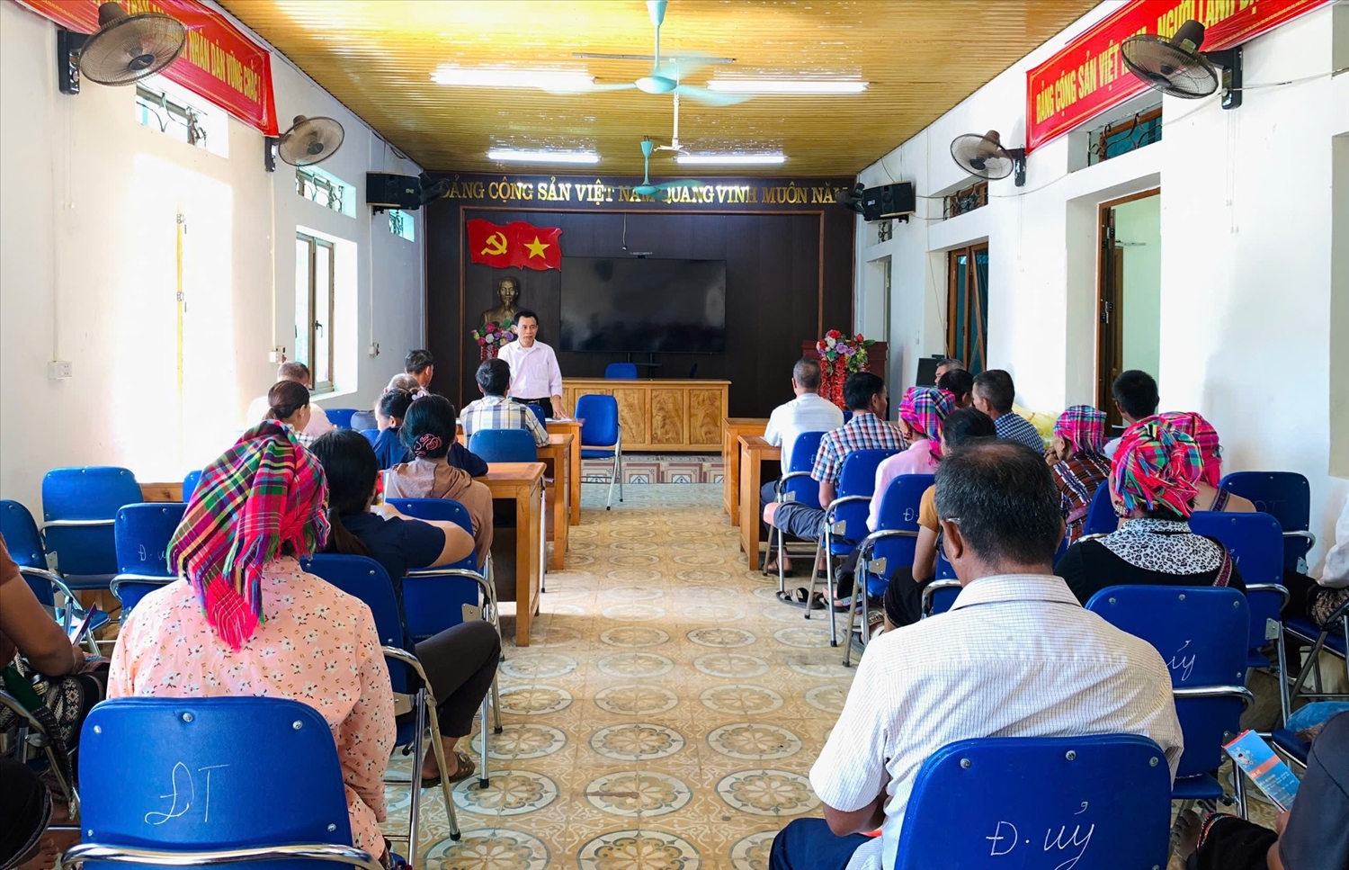 Trung tâm Trợ giúp pháp lý Nhà nước tỉnh Lai Châu tổ chức tư vấn chính sách TGPL cho tới người dân ở bản Nà Tăm, xã Bản Bo.