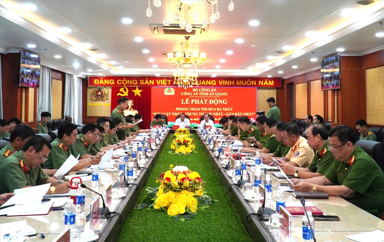 Công an tỉnh An Giang tổ chức lễ phát động phong trào thi đua “Ba nhất