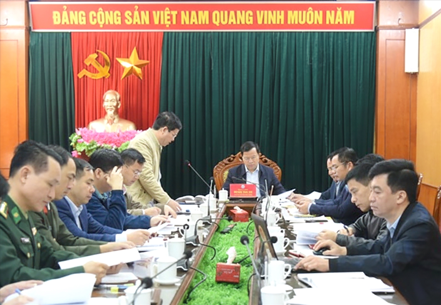 Lãnh đạo Ban Quản lý Khu kinh tế cửa khẩu Đồng Đăng - Lạng Sơn trình bày tờ trình tại cuộc họp