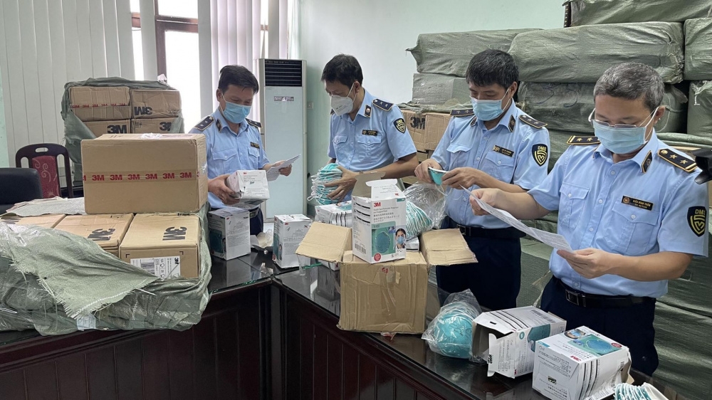 Dù các lực lượng chức năng đã có nhiều quyết tâm điều tra, xử lý hàng nghìn vụ việc, song vấn nạn hàng giả, hàng nhái và gian lận thương mại vẫn đang tồn tại, càng về cuối năm lại thêm phần phức tạp (Ảnh MH)