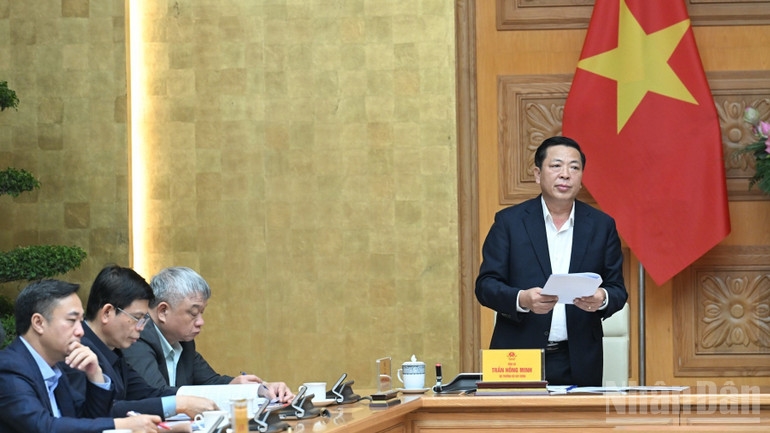 Bộ trưởng Xây dựng Trần Hồng Minh phát biểu ý kiến tại Phiên họp. (Ảnh: Trần Hải)