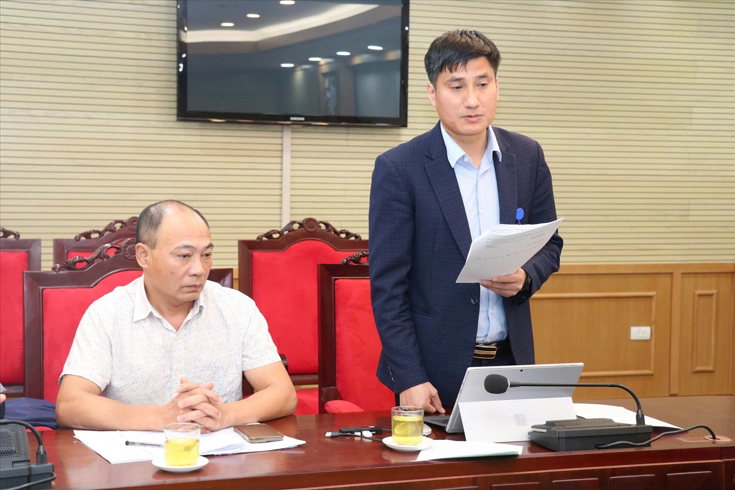 Phó Giám đốc sở Dân tộc và Tôn giáo Sơn La Nguyễn Xuân Hoàng báo cáo tại buổi làm việc của Phó Chủ tịch UBND tỉnh Đặng Ngọc Hậu ngày 3/12.