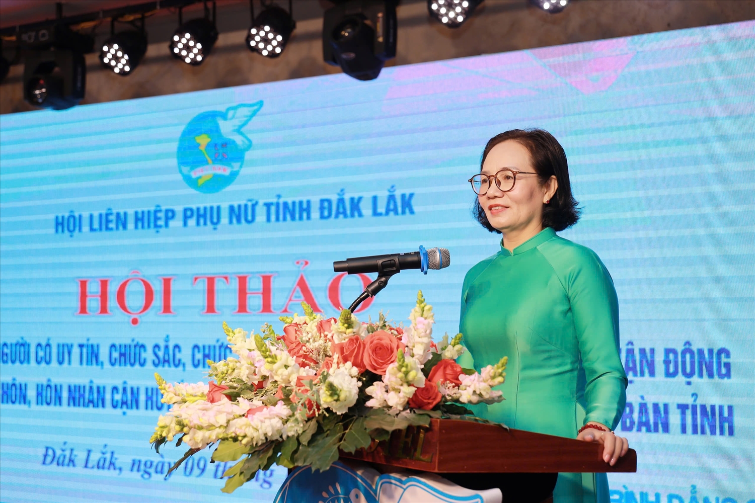 Phó Chủ tịch Ủy ban MTTQ Việt Nam tỉnh, Chủ tịch Hội LHPN tỉnh Đắk Lắk Nguyễn Thị Hồng Thái phát biểu tại hội thảo