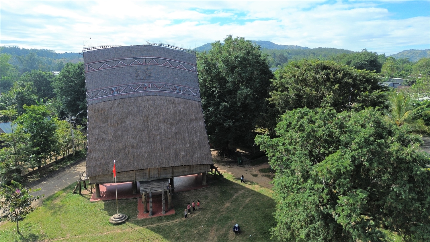 Đồng bào DTTS làng Kon Jơ Dri, xã Đăk Rơ Wa góp công sức sửa chữa nhà rông để hoàn thành các tiêu chí về xây dựng nông thôn mới. (Ảnh: Ngọc Chí)