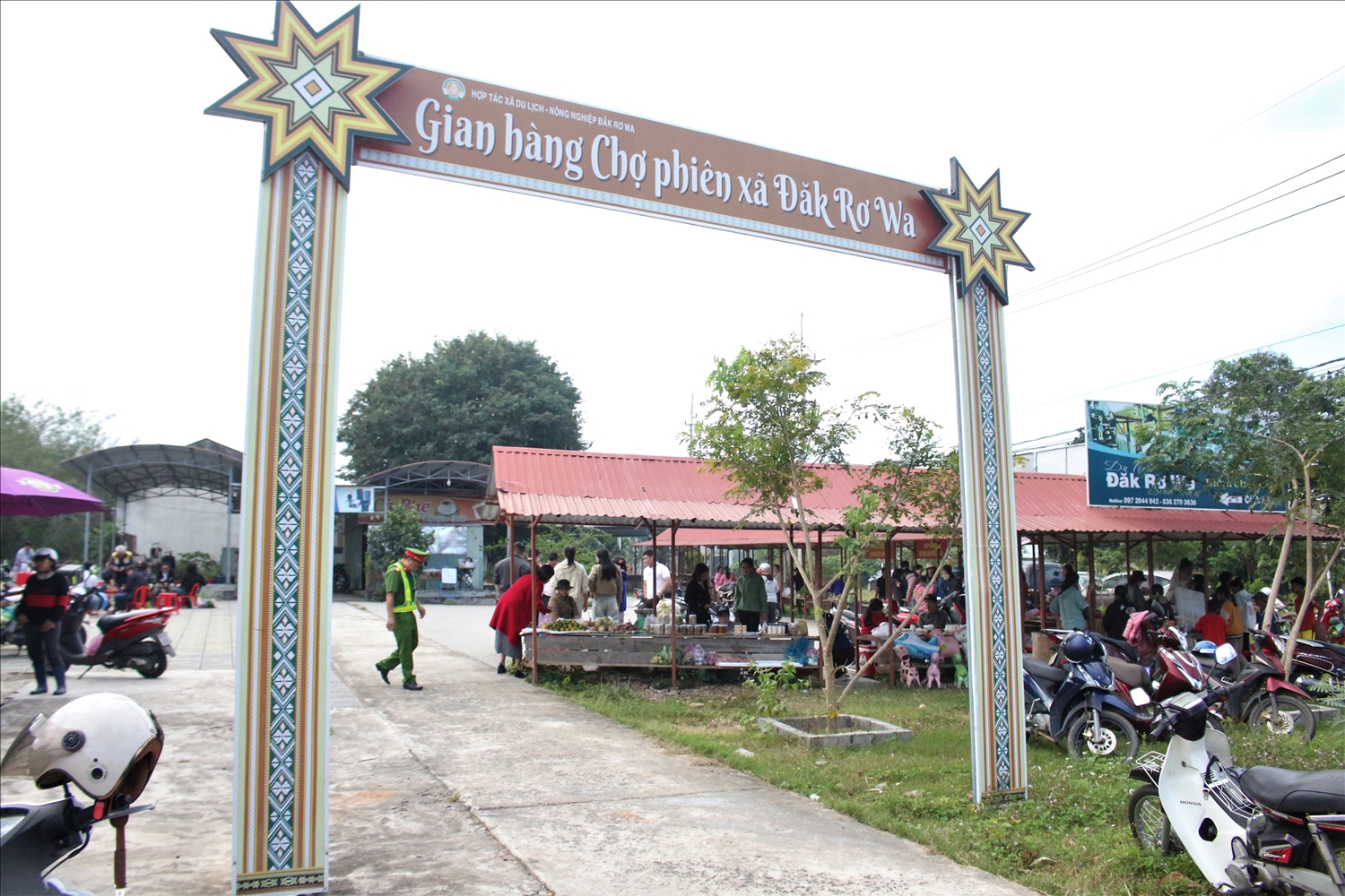 Chợ phiên xã Đăk Rơ Wa được đầu tư xây dựng giúp Nhân dân có điều kiện thuận lợi để kinh doanh, buôn bán nông sản. (Ảnh: Ngọc Chí)