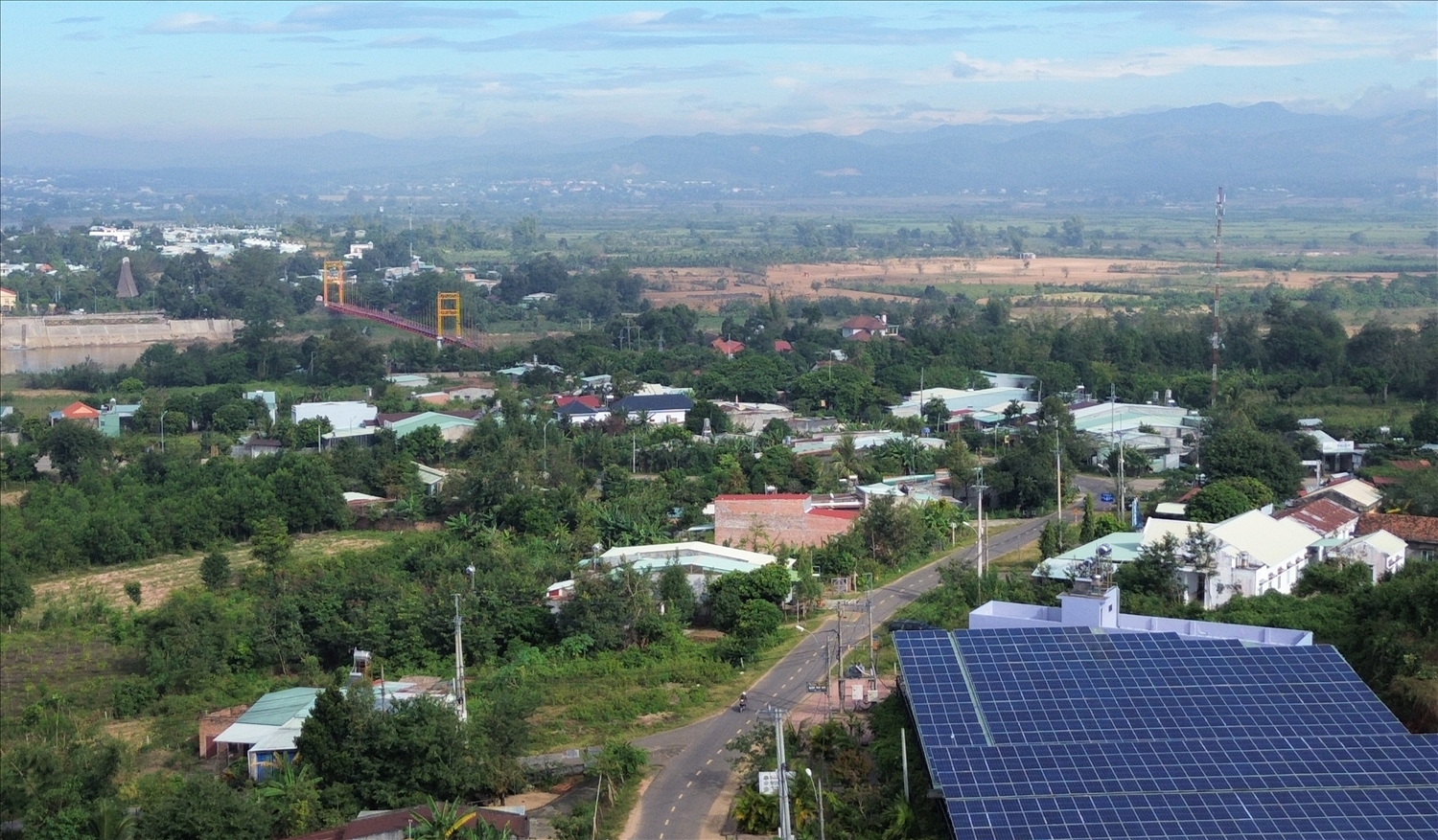 Diện mạo nông thôn xã Đăk Rơ Wa khởi sắc nhờ thực hiện Chương trình mục tiêu quốc gia xây dựng nông thôn mới. (Ảnh: Ngọc Chí)
