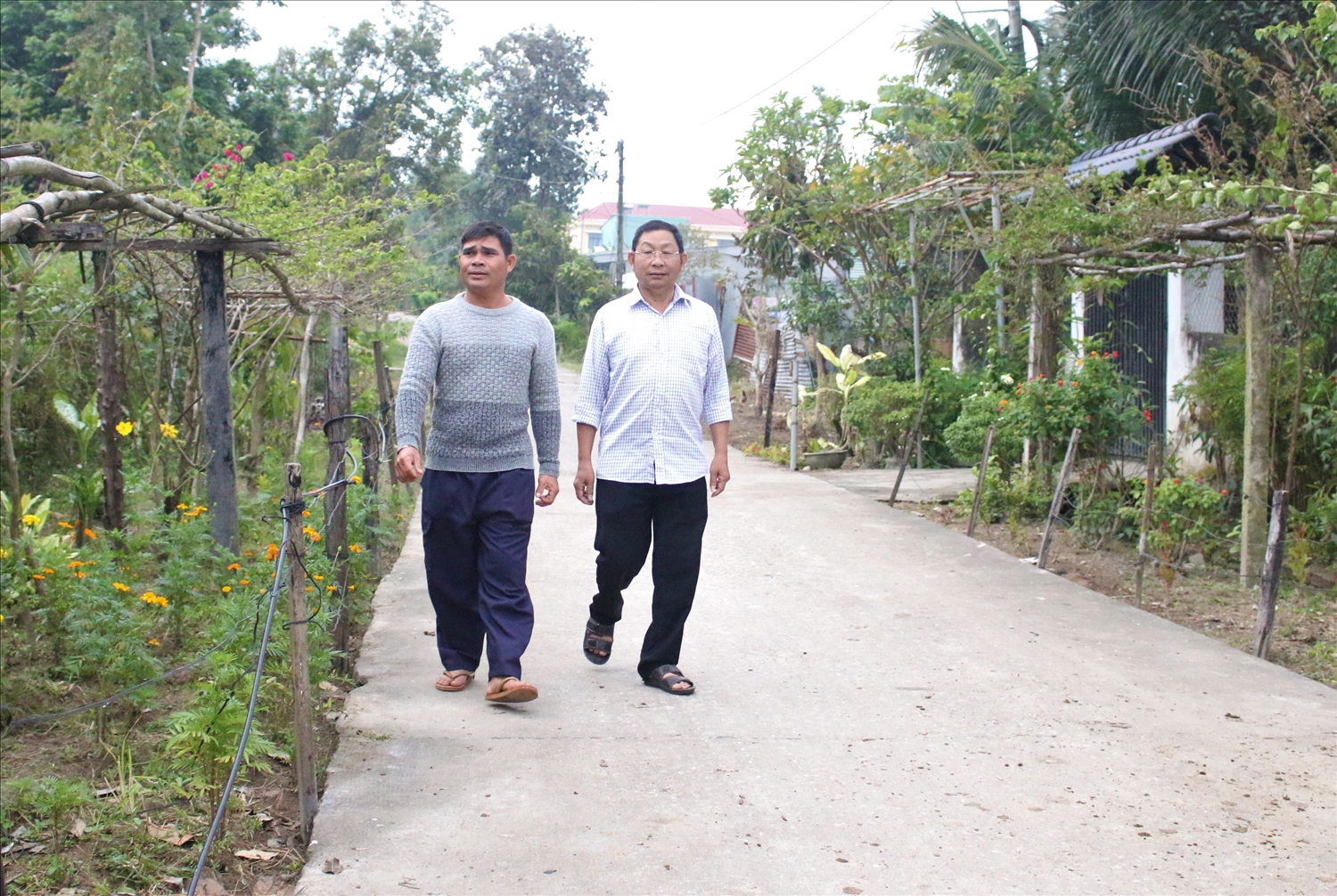 Với sự quân tâm đầu tư của xã và sự đóng góp của Nhân dân, năm 2023, thôn Kon Mơ Nay Kơ Tu 1, xã Đăk Rơ Wa đã đạt chuẩn nông thôn mới trong vùng đồng bào DTTS. (Ảnh: Ngọc Chí)