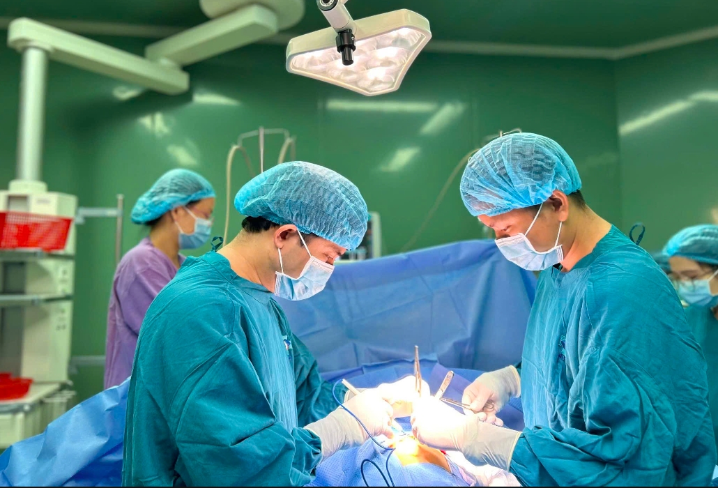 Các bác sĩ đang phẫu thuật lấy búi tốc trong dạ dày cho bệnh nhi 6 tuổi. (Ảnh: Bệnh viện Sản - Nhi tỉnh Quảng Ngãi cung cấp)