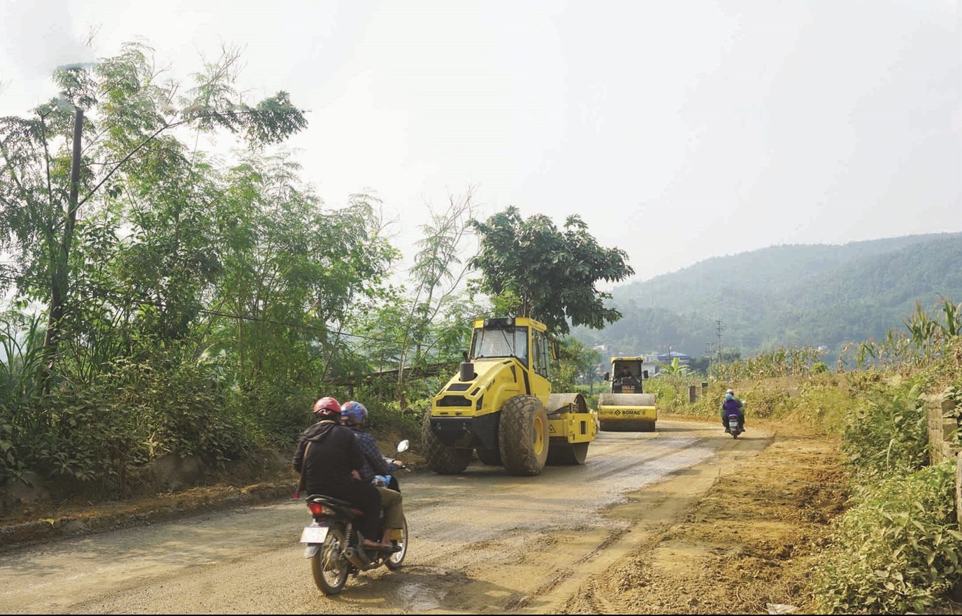 Tuyến đường vào trung tâm xã Phìn Ngan cũ chỉ mới hoàn thiện phần nền