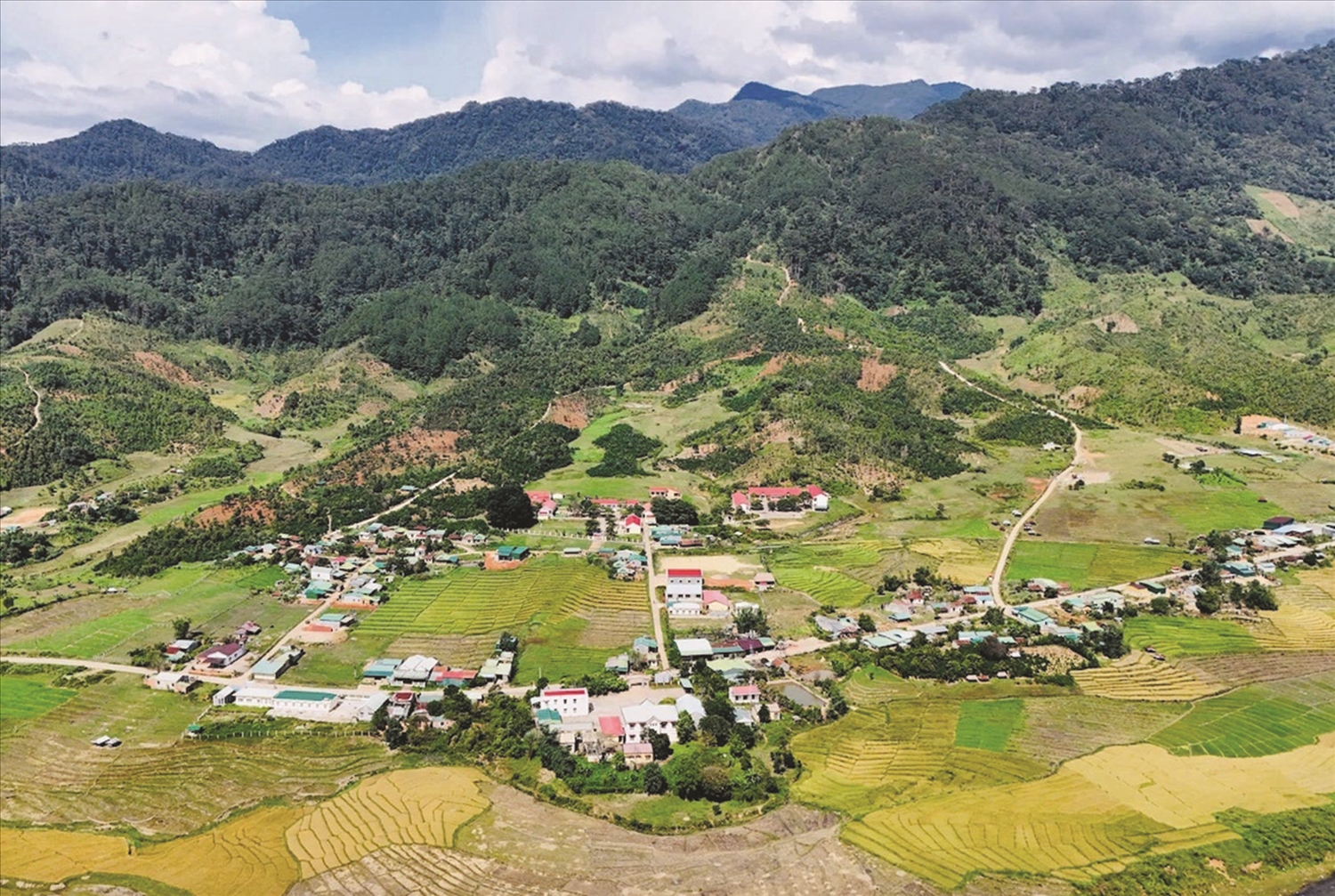 Những năm qua, tỉnh Quảng Ngãi tập trung đầu tư phát triển cơ sở hạ tầng cho vùng đồng bào DTTS và miền núi