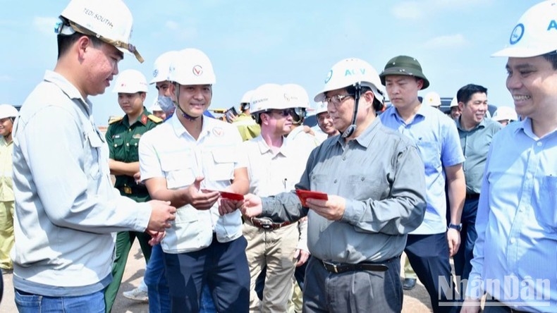 Thủ tướng Phạm Minh Chính mừng tuổi Xuân mới cho các kỹ sư, công nhân trên công trường. (Ảnh: THANH GIANG)