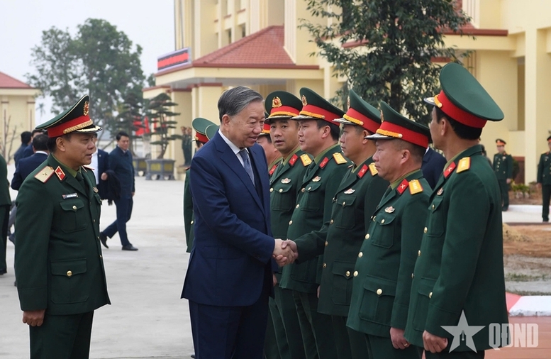 Tổng Bí thư Tô Lâm thăm và làm việc tại Lữ đoàn tên lửa 490 (Binh chủng Pháo binh) - Ảnh: QĐND