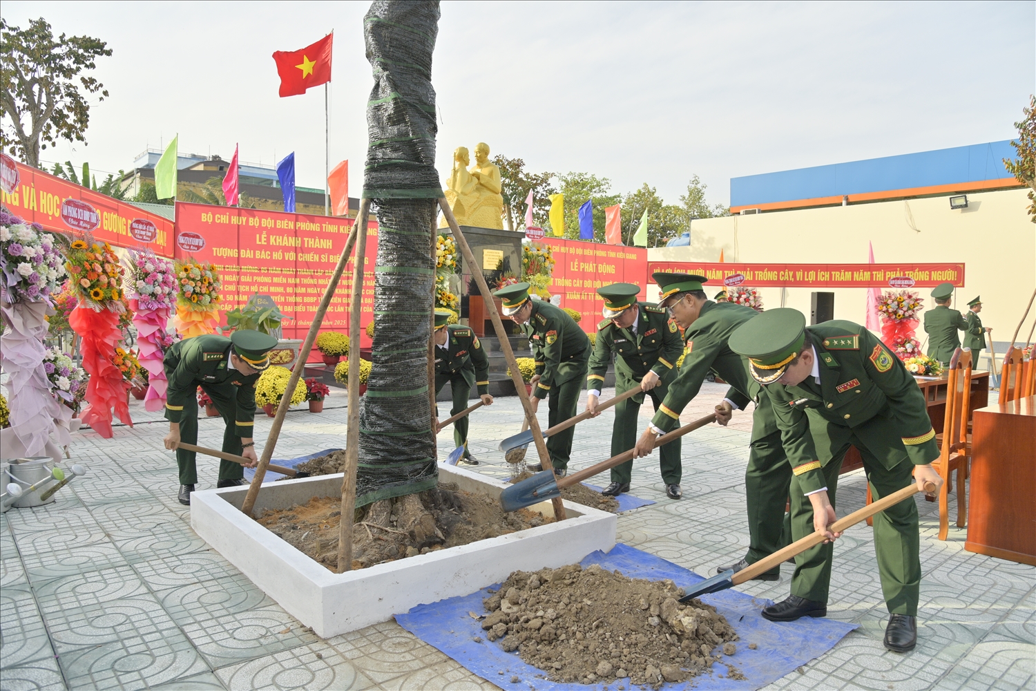 Thủ trưởng Bộ chỉ huy và cán bộ, chiến sĩ Bộ đội Biên phòng tỉnh Kiên Giang trồng cây sau lễ phát động