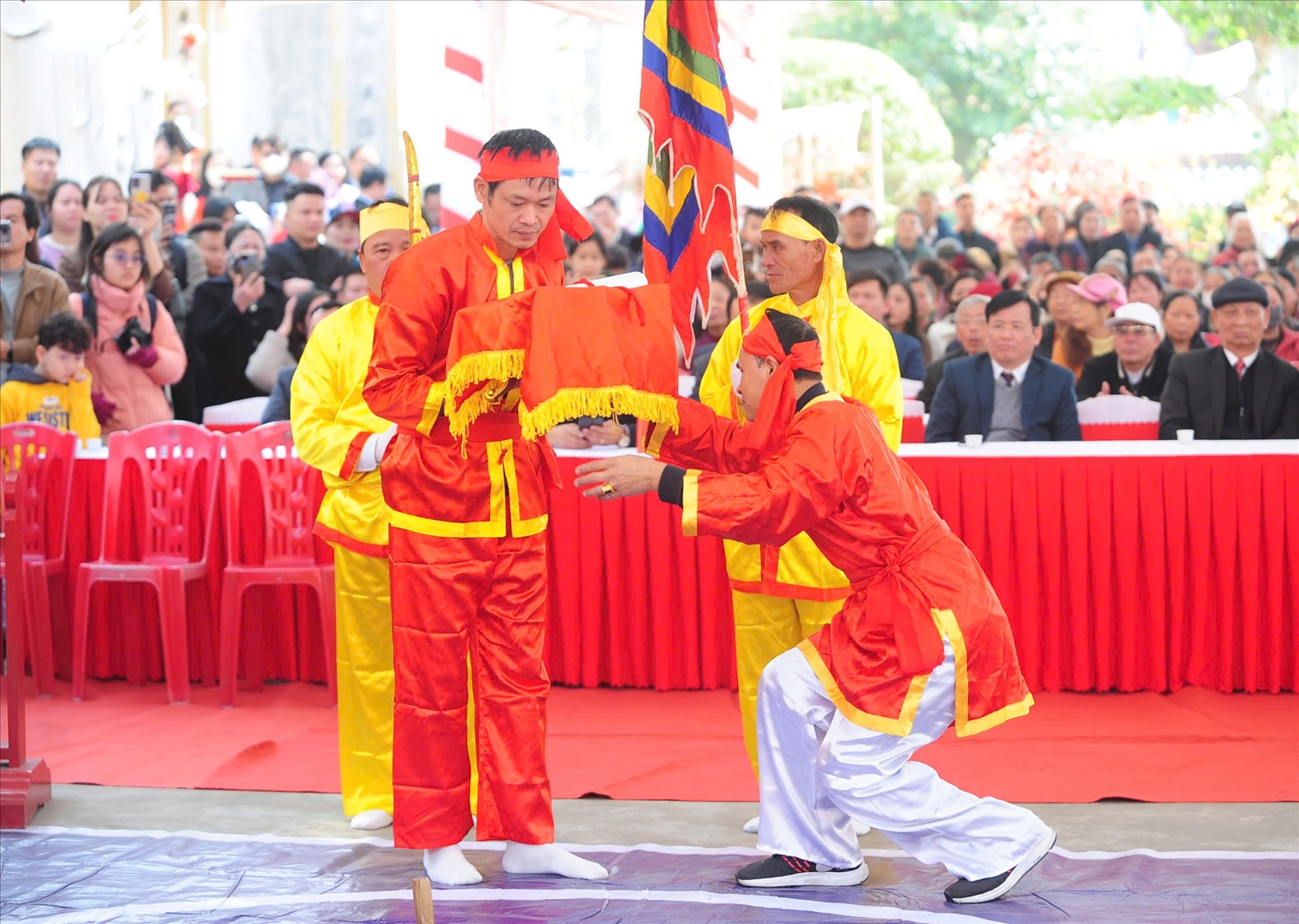 Tương truyền, làng Hòa Liễu xưa kia là vùng đất hoang đầy lau sậy, chỉ có chim trời trú ngụ. Khi người dân đến đây khai hoang lập ấp, đã đặt tên là Lan Điều (cách đọc khác là Lan Niều). Từ cuối thế kỷ 13, chùa Hòa Liễu được xây dựng với tên Thiên Phúc Tự. Đây là một trong những chùa tháp tráng lệ của Phủ Dương Kinh xưa. 