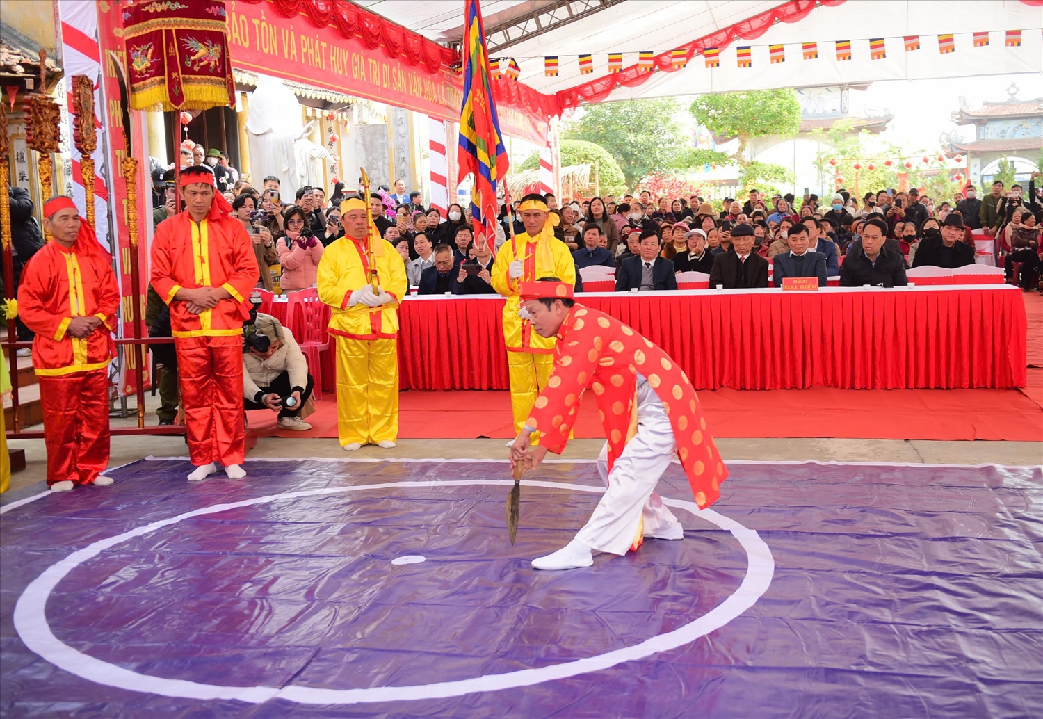  Vào năm 1561, Thái Hoàng Thái Hậu và dân làng đã lập ra Hịch văn Hội Minh Thề, với những giá trị lớn lao về đạo đức, lối sống, phép tắc ứng xử trong cộng đồng. Hịch văn Minh Thề súc tích, quy định trực tiếp những điều được làm, phải làm và những điều không được làm cho tất cả các thành phần từ Hương chức đến dân thôn. Cũng chính bởi vậy, Lễ hội Minh Thề được tổ chức ngay trong khuôn viên đền - chùa Hoà Liễu, nơi thờ Thái Hoàng Thái Hậu Vũ Thị Ngọc Toàn. (Trong ảnh: Chủ tế Trương Công Lậm, trưởng thôn Hòa Liễu, đang thực hiện nghi thức 'chỉ trời vạch đất' rồi vẽ một vòng tròn lớn giữa sân miếu và cắm con dao ở vị trí giữa vòng tròn)