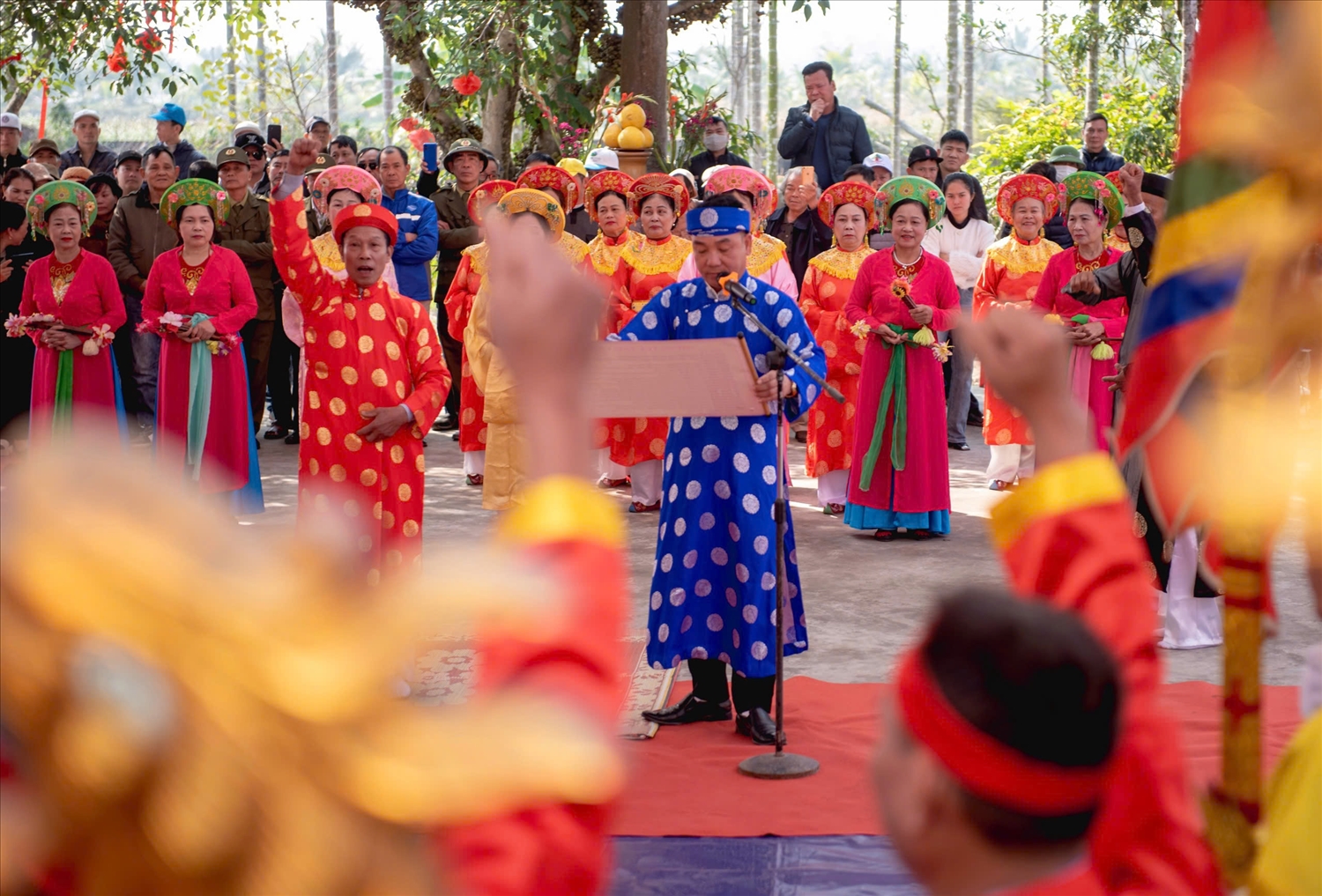 Hịch văn định rõ: 'Nếu lấy của công làm việc công được thần linh ủng hộ. Nhược bằng, có lòng tham, lấy của công về làm của tư, nguyện cầu thần linh đả tử'. Đây có thể coi là những lời thề không tham nhũng nếu đối chiếu với thời hiện đại ngày nay.