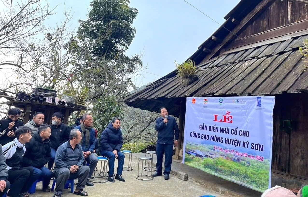 Lãnh đạo huyện Kỳ Sơn luôn đau đáu với những nếp nhà cổ của người Mông trước nhịp sống hối hả, hiện đại - Trong ảnh: Lễ gắn biển nhà cổ cho đồng bào Mông ở Kỳ Sơn