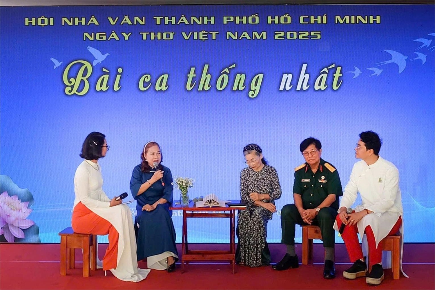 Giao lưu chủ đề 'Chúng tôi làm thơ và đánh giặc' cùng các nhà thơ