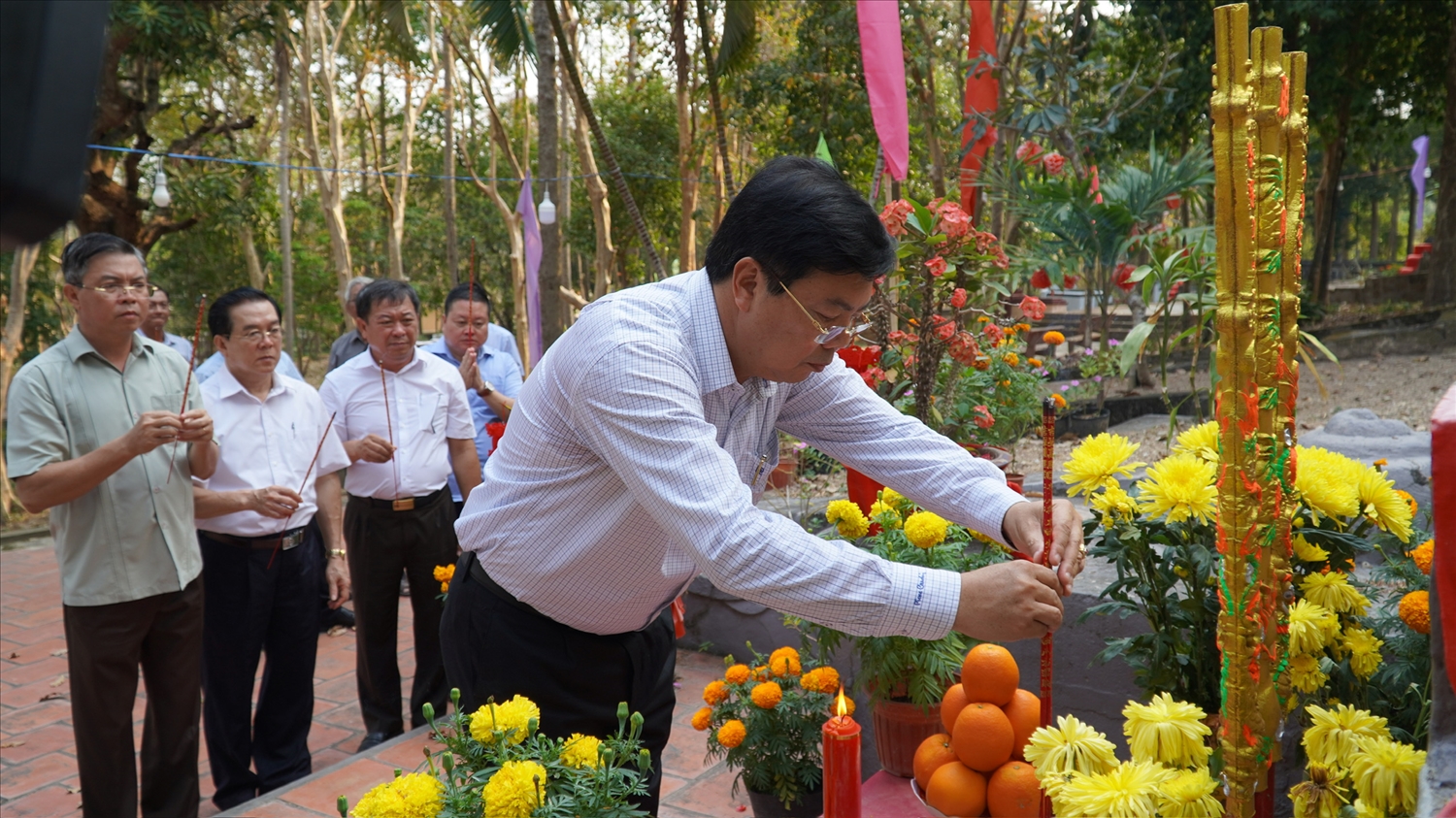 Ông Nguyễn Tiến Hải, Ủy viên Ban Chấp hành Trung ương Đảng, Bí thư Tỉnh ủy Kiên Giang dâng hương tưởng nhớ các bậc tiền nhân