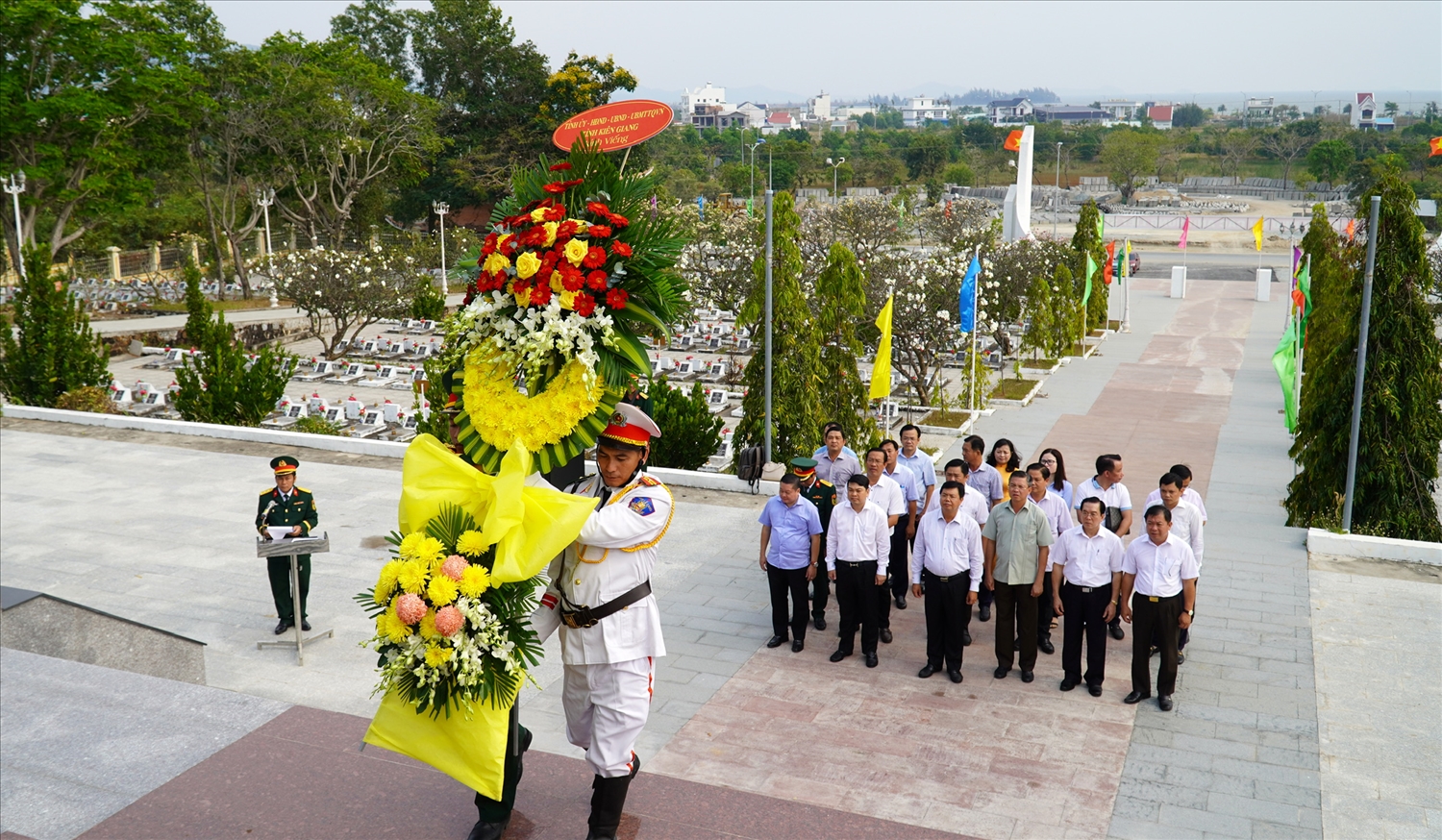 Đoàn lãnh đạo Tỉnh ủy, HĐND, UBND, Ủy ban MTTQ Việt Nam tỉnh Kiên Giang dâng hoa, dâng hương tưởng niệm các anh hùng Liệt sĩ tại nghĩa trang liệt sĩ TP. Hà Tiên