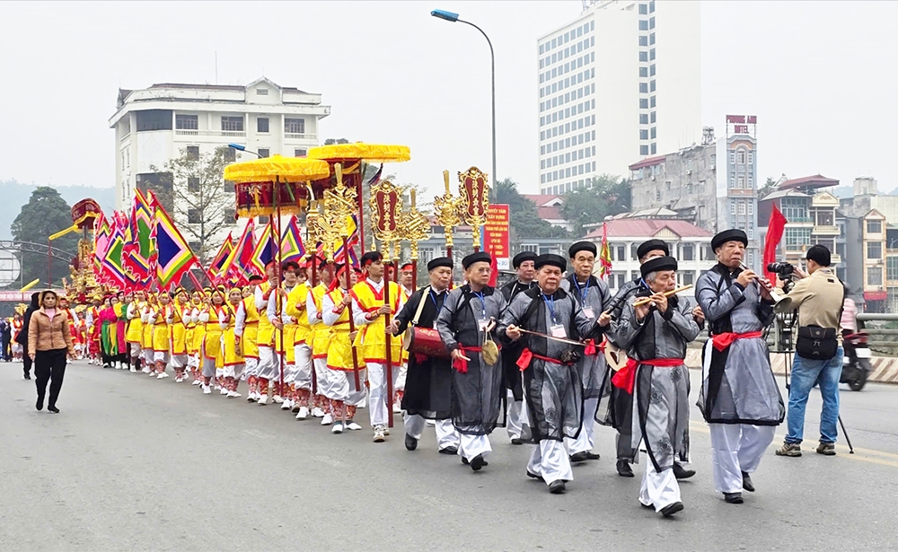 Rước kiệu từ UBND thành phố Lào Cai lên Đền Thượng