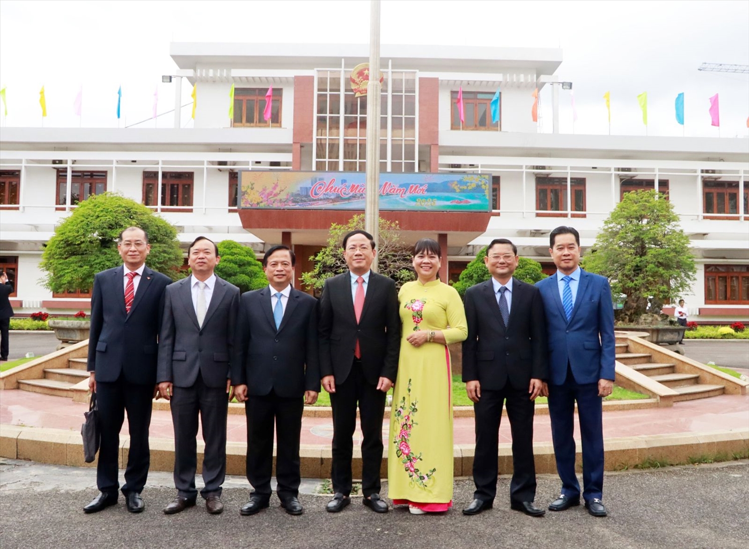 Ban Thường vụ Đảng ủy UBND tỉnh Bình Định chụp ảnh lưu niệm.