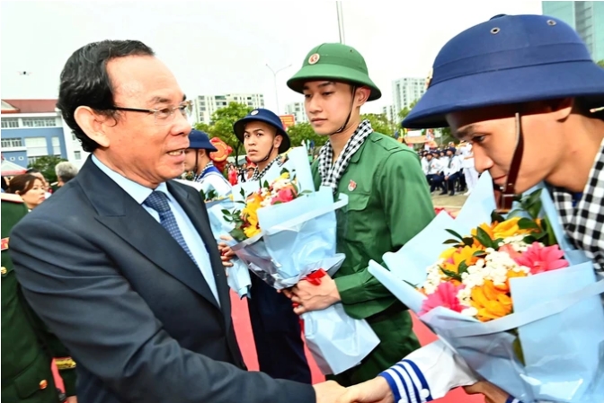 Ông Nguyễn Văn Nên, Bí thư Thành ủy TP. Hồ Chí Minh động viên thanh niên lên đường nhập ngũ (Ảnh: Việt Dũng)