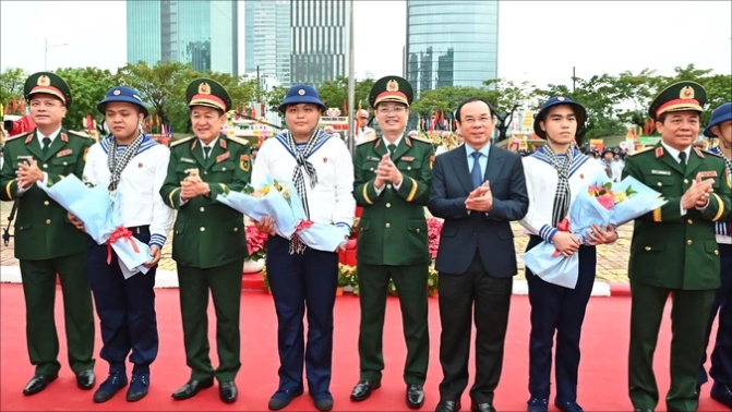 Bí thư Thành ủy TP. Hồ Chí Minh Nguyễn Văn Nên và lãnh đạo Bộ Quốc phòng, Quân khu 7... tặng hoa động viên thanh niên TP.Hồ Chí Minh. 