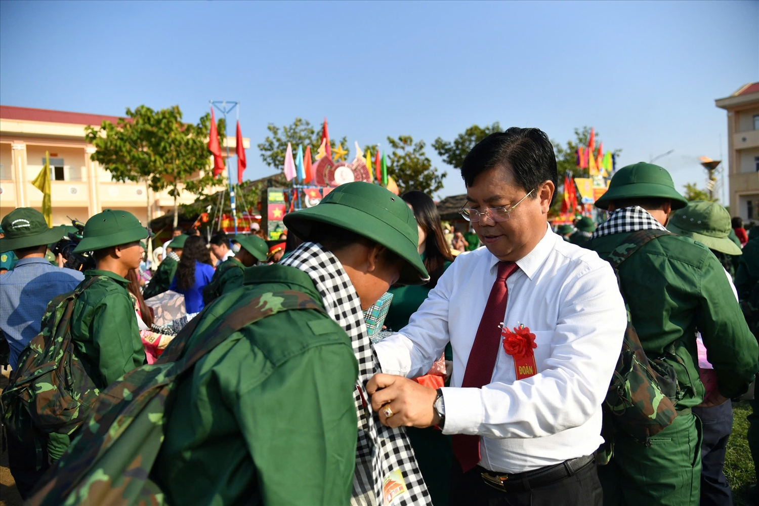 Ông Nguyễn Tiến Hải, Ủy viên Ban Chấp hành Trung ương Đảng, Bí thư Tỉnh ủy Kiên Giang thăm hỏi, tặng quà tân binh trước khi lên đường nhập ngũ