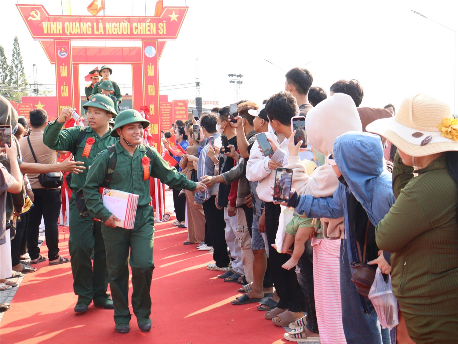 Thanh niên Kiên Giang hăng hái lên đường nhập ngũ