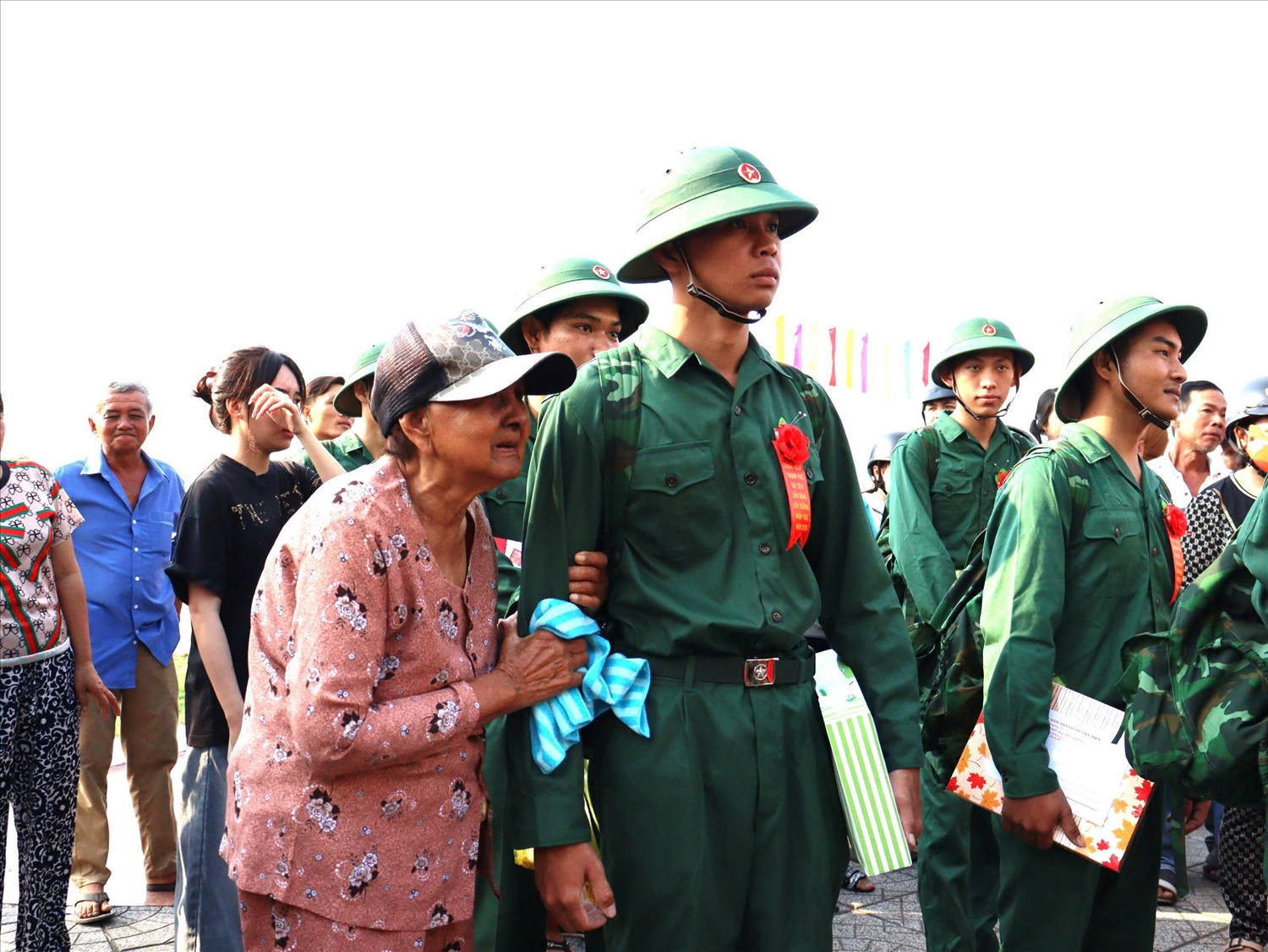 Người thân đến tiễn các tân binh lên đường nhập ngũ